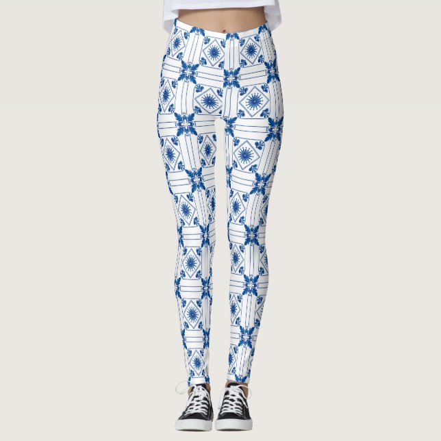 Frau trägt gemusterte Leggings mit Blau  (Vorderseite)