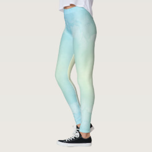 Frau trägt hellblaue, hochtaillierte Leggings