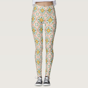Frau trägt Leggings mit einem floralen Fliesenmust