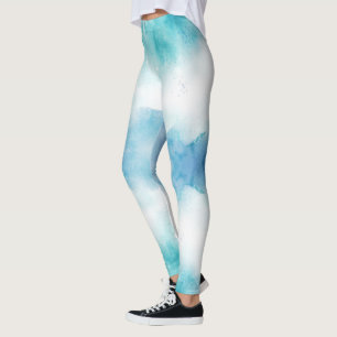 Frau trägt Leggings mit einem Wasserfarbeneffekt