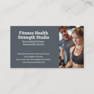 Frau trainiert im Fitnessstudio Visitenkarte