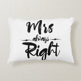 Frau Typografie immer richtig in Schwarz und Weiß Dekokissen