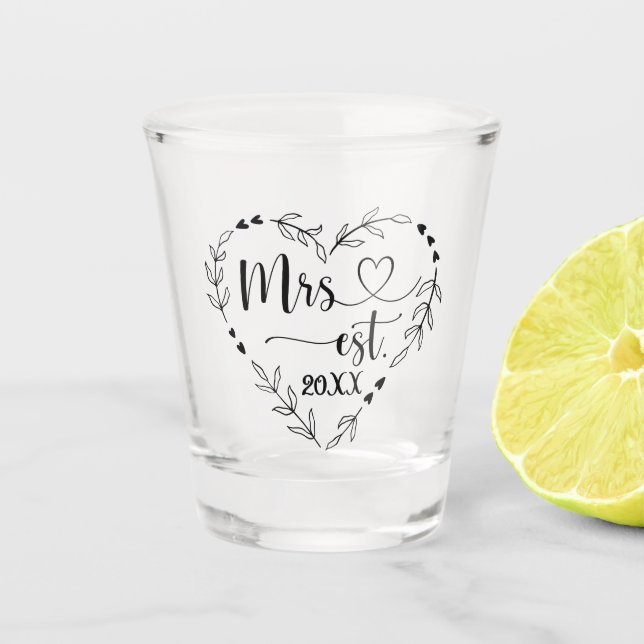 Frau Typografie mit Herz und Herzkranz Schnapsglas (Vorderseite)