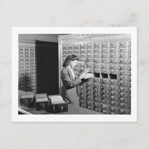 Frau und Bibliothekskatalog Vintage Postkarte