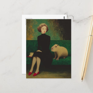 Frau und Capybara auf dem Sofa Postkarte