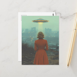 Frau und ein UFO Postkarte