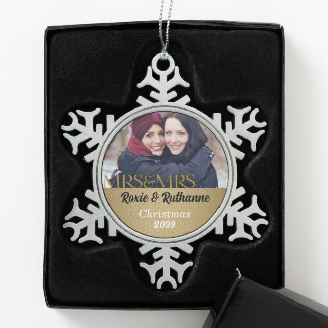 Frau und Frau Lesbian Weihnachten in Gold Schneeflocken Zinn-Ornament (Box)