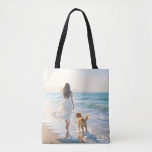 Frau und Hund beim Spaziergang am Strand bei Sonne