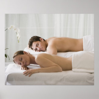 Frau und Mann auf Massagebänken Poster