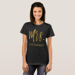 Frau und Nachname Gold Foil Typografy Shirt<br><div class="desc">Mrs. und Nachname Gold Foil Typografy T - Shirt für eine frisch verheiratete auf ihren Flitterwochen zu tragen. Dieser T - Shirt verbindet sich mit dem Mr. Nachname Silber Shirt für Männer.</div>