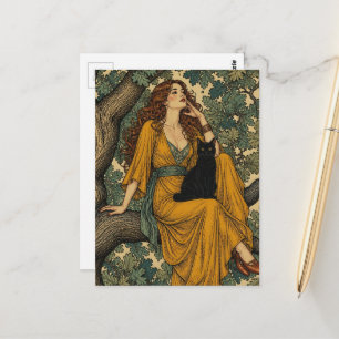 Frau und schwarze Katze in einem Baum Postkarte