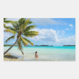 Frau unter einem Rechteck aus Palmen Rechteckiger Aufkleber