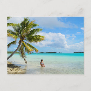 Frau unter einer Palme im Pazifik auf der Postkart Postkarte