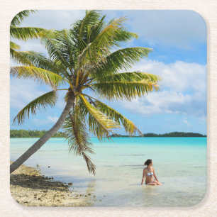 Frau unter einer Palme im pazifischen Untersetzer