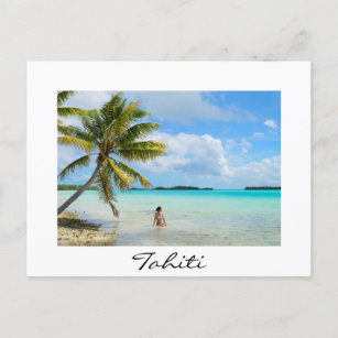 Frau unter einer Palme in Tahiti, weiße Postkarte