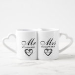 Frau Verheiratet Name Script Hearts Wedding Liebestassen<br><div class="desc">Ein niedliches Geschenk für das frisch verheiratete Paar mit ihren Herren und Frau in einer Schriftzeichen,  in der Herzen mit dem Hochzeitstag in der Mitte dargestellt werden.</div>