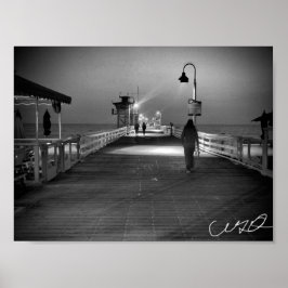 Frau Wandern auf dem Pier in San Clemente B&W Poster