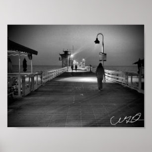 Frau Wandern auf dem Pier in San Clemente B&W Poster