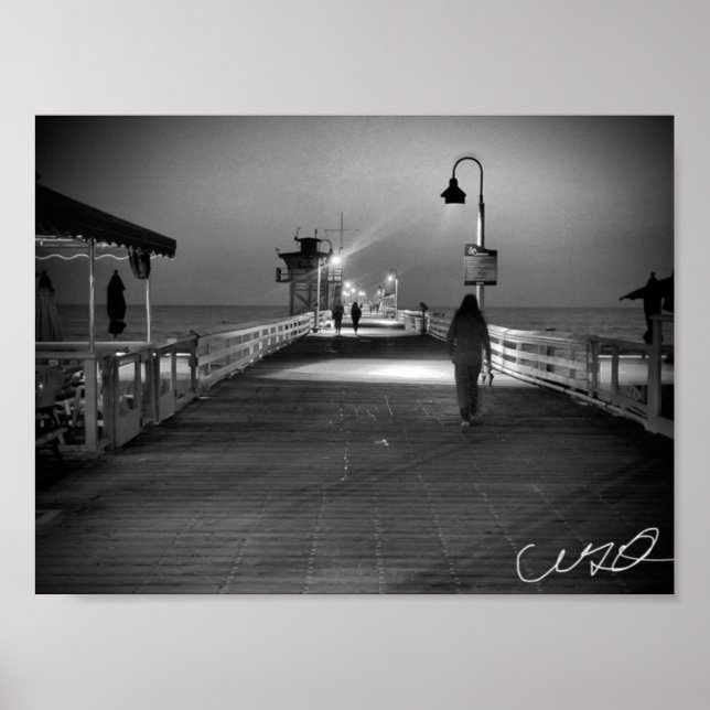 Frau Wandern auf dem Pier in San Clemente B&W Poster (Vorne)