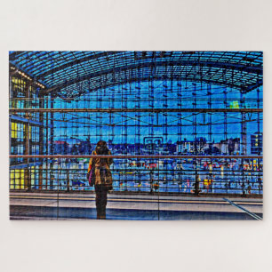 Frau wartet auf einen Zug in der blauen Stunde Puzzle