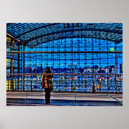 Frau wartete für einen Zug in blauer Stunde Poster