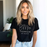 Frau White Modern Script Custom Wedding neu<br><div class="desc">Modernes und lässiges,  schick weißes Kalligraphieskript "Mrs." Frauenheits-T-Shirt mit individuellem Text,  der mit dem neuen verheirateten Nachnamen und dem festgelegten Hochzeitstermin personalisiert werden kann. Ideal für frisch gezogene Flitterwochen und darüber hinaus!</div>