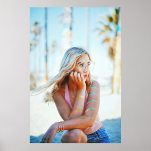 Frau winkt ihrem Haar am Wind Poster