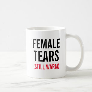 Frau zerreißt noch warmes tasse