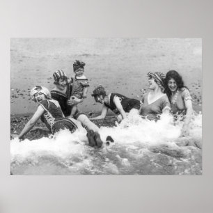Frauen am Strand, Schwarz-Weiß, Altes Vintage-Foto Poster
