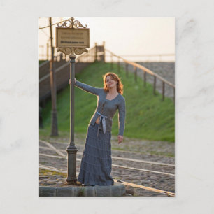 Frauen an der Straßenbahnhaltestelle Postkarte
