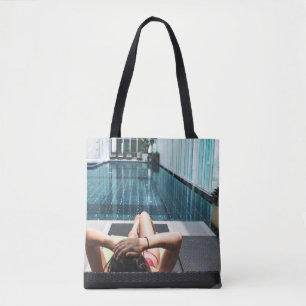 Frauen auf brauner Chaiselounge