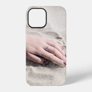 Frauen auf weißem Sand iPhone 12 Hülle