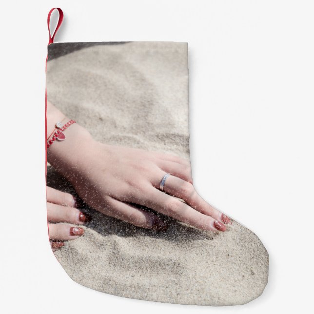 Frauen auf weißem Sand Kleiner Weihnachtsstrumpf (Vorderseite)