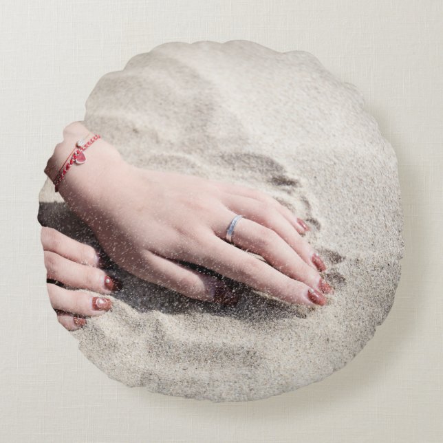 Frauen auf weißem Sand Rundes Kissen (Vorderseite)