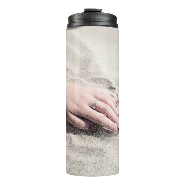 Frauen auf weißem Sand Thermosbecher (Vorderseite)
