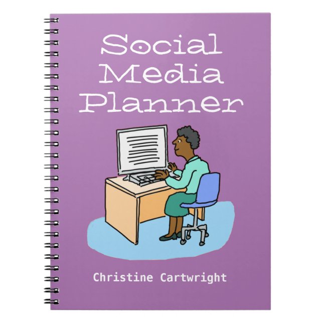 Frauen, die an einem Computer an Social Media arbe Notizblock (Vorderseite)