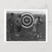 Frauen, die Archery Target Foto untersuchen
