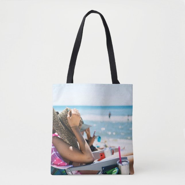 Frauen, die auf einer Sonnenliege liegen und ihr G (Vorderseite)