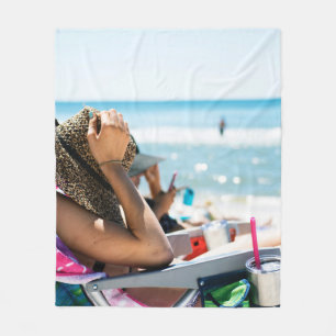 Frauen, die auf einer Sonnenliege liegen und ihr G Fleecedecke