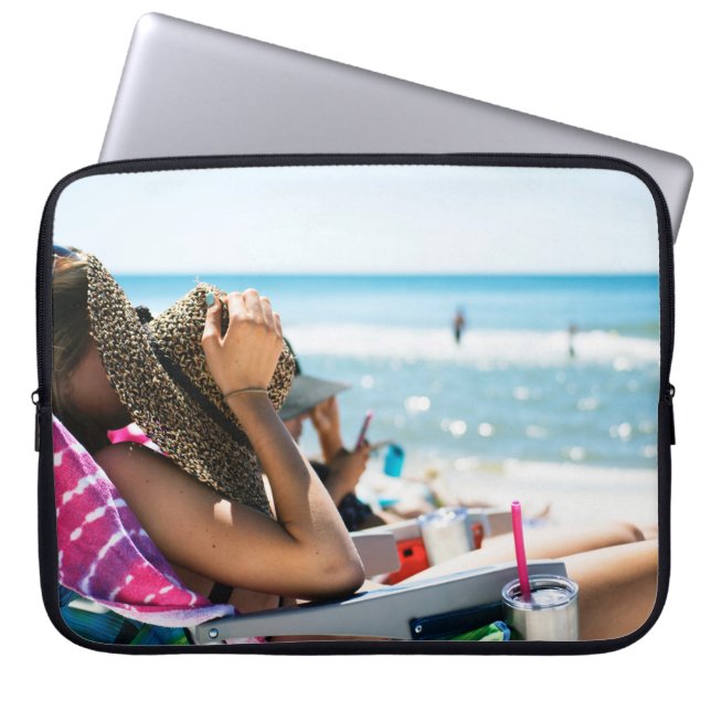 Frauen, die auf einer Sonnenliege liegen und ihr G Laptopschutzhülle (Vorderseite)