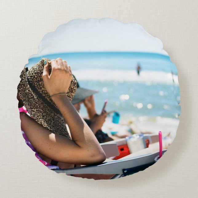 Frauen, die auf einer Sonnenliege liegen und ihr G Rundes Kissen (Vorderseite)