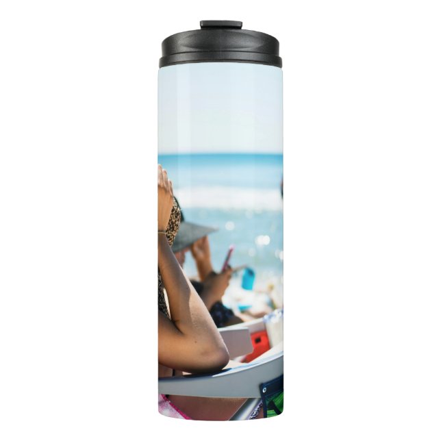 Frauen, die auf einer Sonnenliege liegen und ihr G Thermosbecher (Vorderseite)