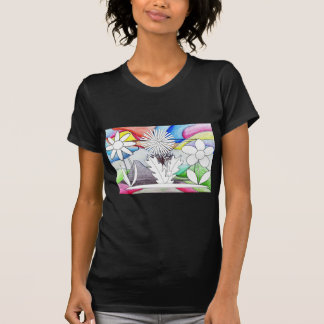 Frauen, die das Shirt der farbigen Blume gezeichne