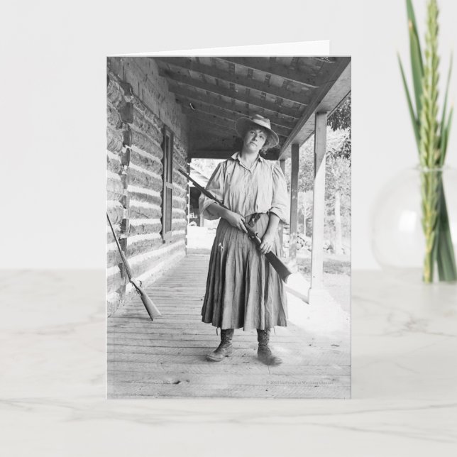 Frauen, die ein Gewehr auf einer Veranda halten Karte (Vorderseite)