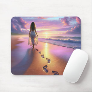 Frauen, die einen sonnigen Strand laufen Mousepad
