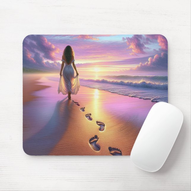 Frauen, die einen sonnigen Strand laufen Mousepad (Mit Mouse)