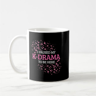 Frauen, die ich mein K-Drama gestoppt habe, um hie Kaffeetasse
