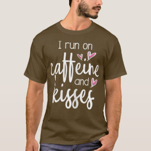 Frauen, die ich mit Koffein und KissesCute Mutter T-Shirt