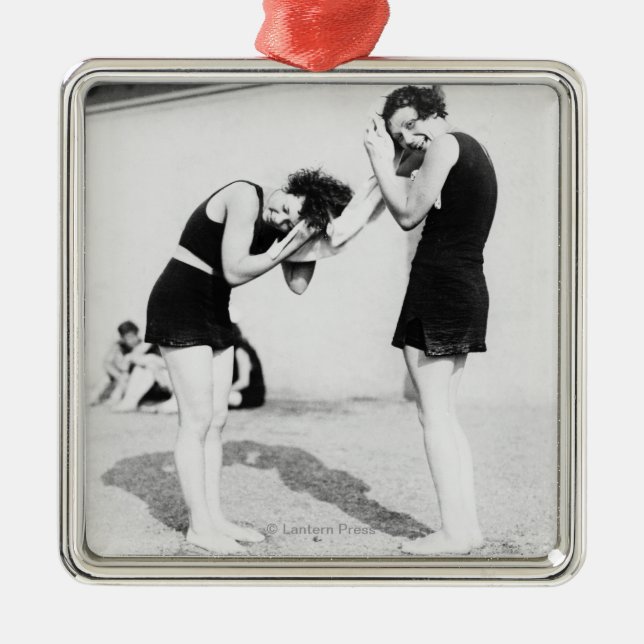 Frauen, die ihr Haar am Strand trocknen Ornament Aus Metall (Vorne)