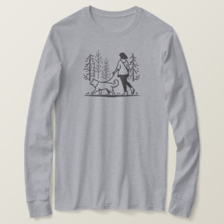 Frauen, die ihren Hund durch Bäume spazieren gehen T-Shirt